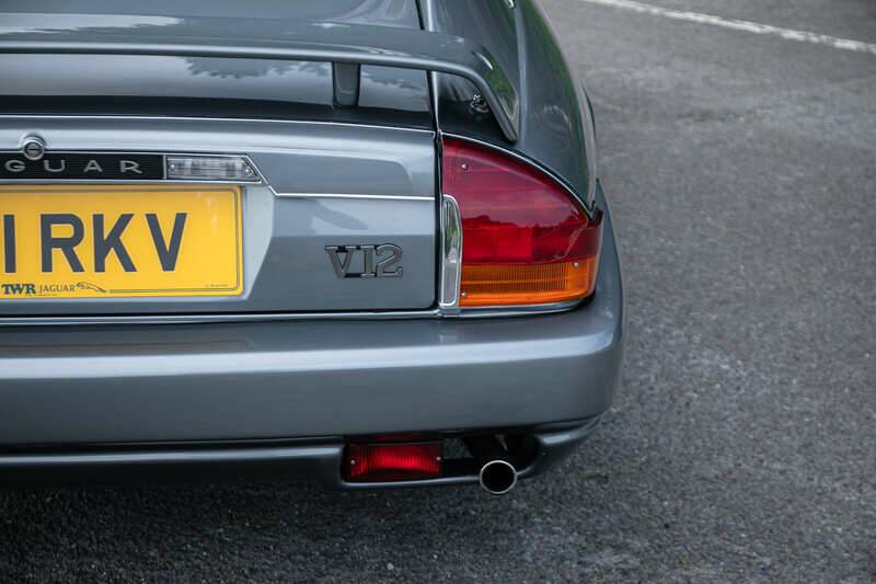 Image 32/36 of Jaguar XJR-S V12 Le Mans (1988)