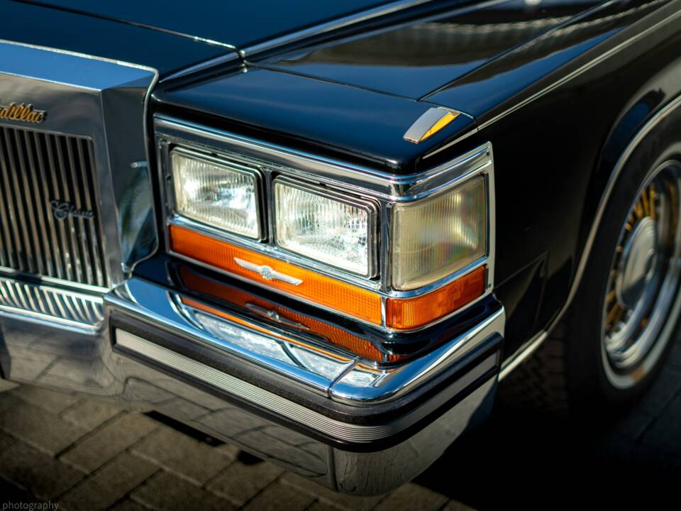 Image 2/38 de Cadillac Brougham Elegance (1988)