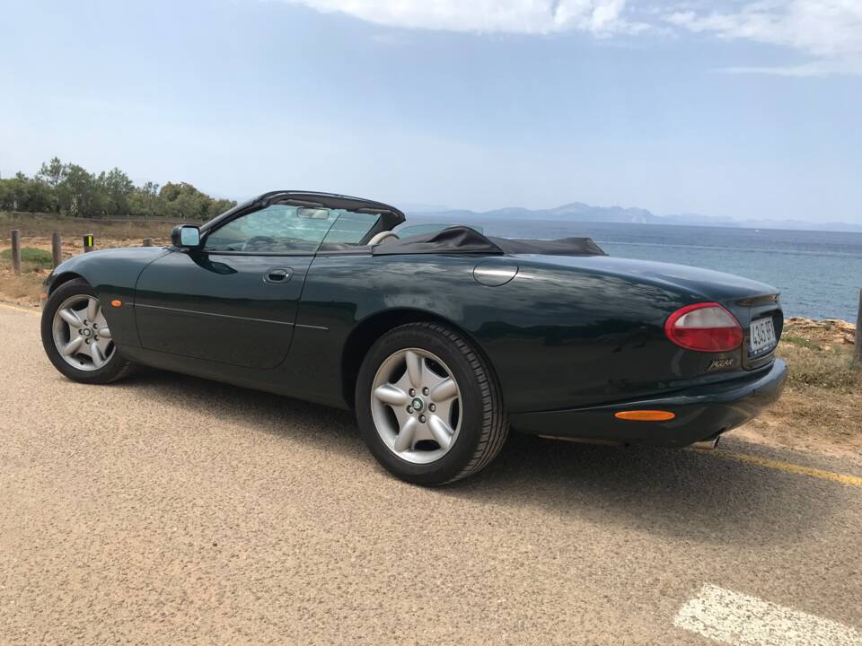 Image 2/22 of Jaguar XK8 4.0 (1996)