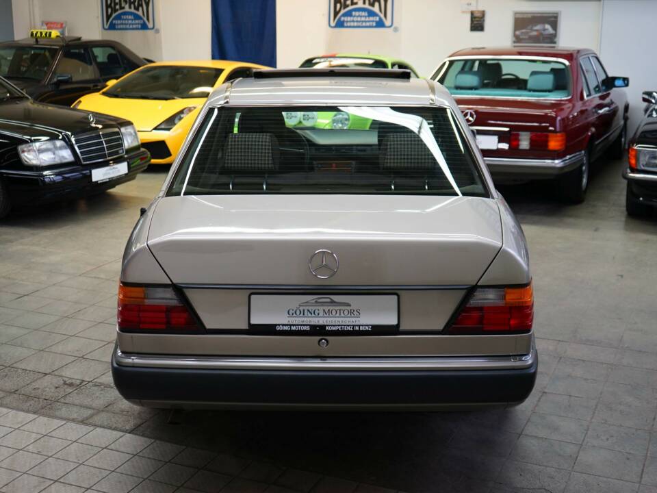 Bild 12/33 von Mercedes-Benz 230 E (1990)