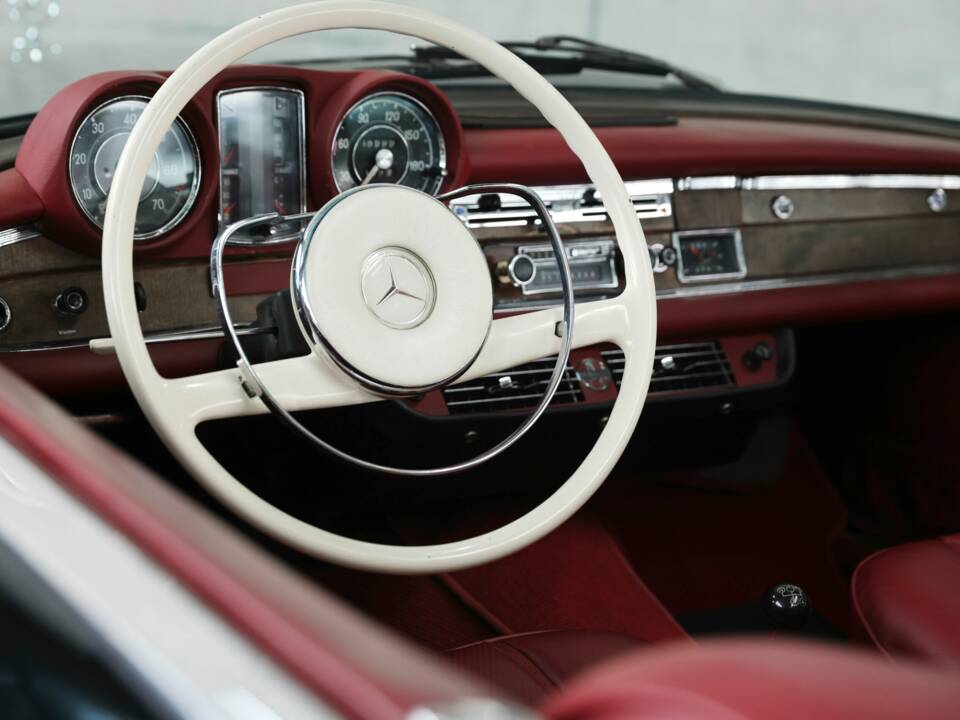 Image 23/50 of Mercedes-Benz 220 SE b (1962)