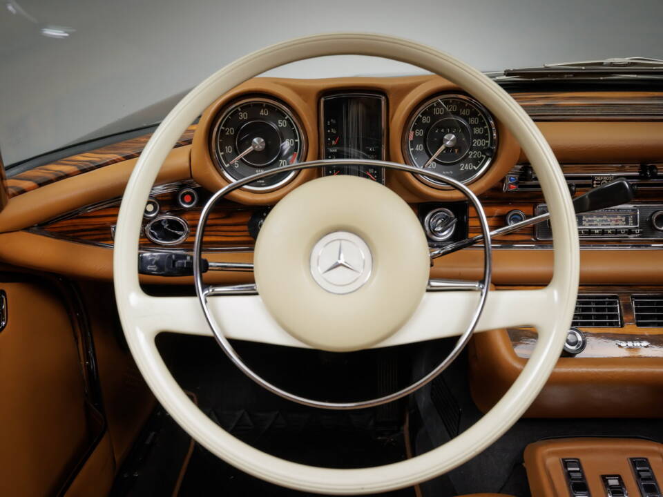 Image 28/46 of Mercedes-Benz 280 SE 3,5 (1971)