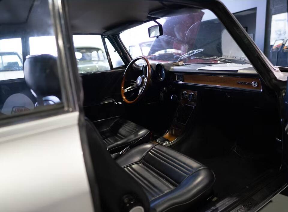 Image 18/27 of Alfa Romeo 1750 GT Veloce (1970)