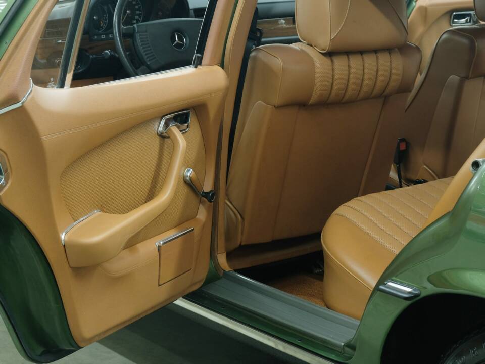 Image 22/50 de Mercedes-Benz 350 SE (1975)