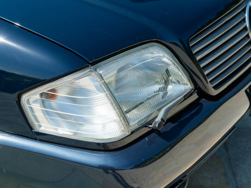 Image 24/45 of Mercedes-Benz 500 SL (1990)