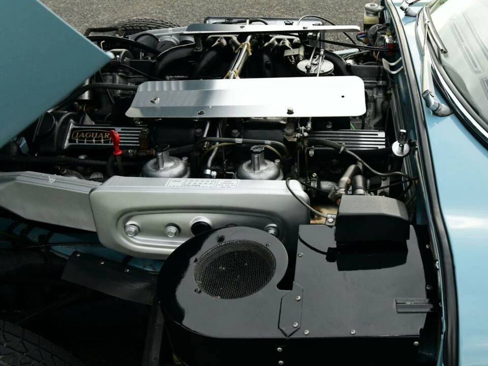 Image 37/50 de Jaguar E-Type V12 (2+2) (1972)