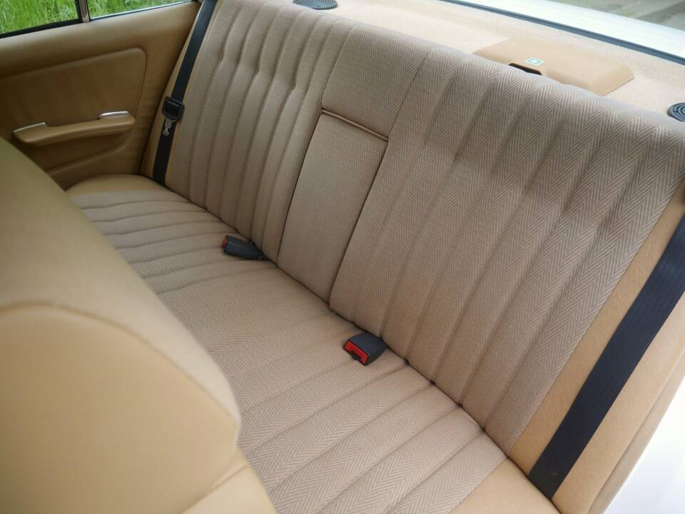 Immagine 18/50 di Mercedes-Benz 230 E (1900)