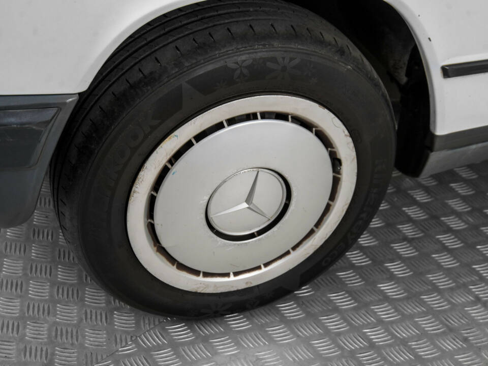 Image 22/50 of Mercedes-Benz 190 D (1985)