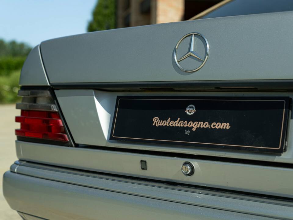 Image 23/50 of Mercedes-Benz E 200 (1995)