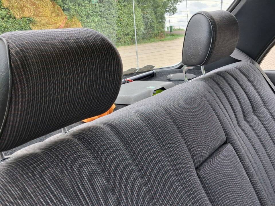 Afbeelding 20/25 van Mercedes-Benz 230 E (1984)