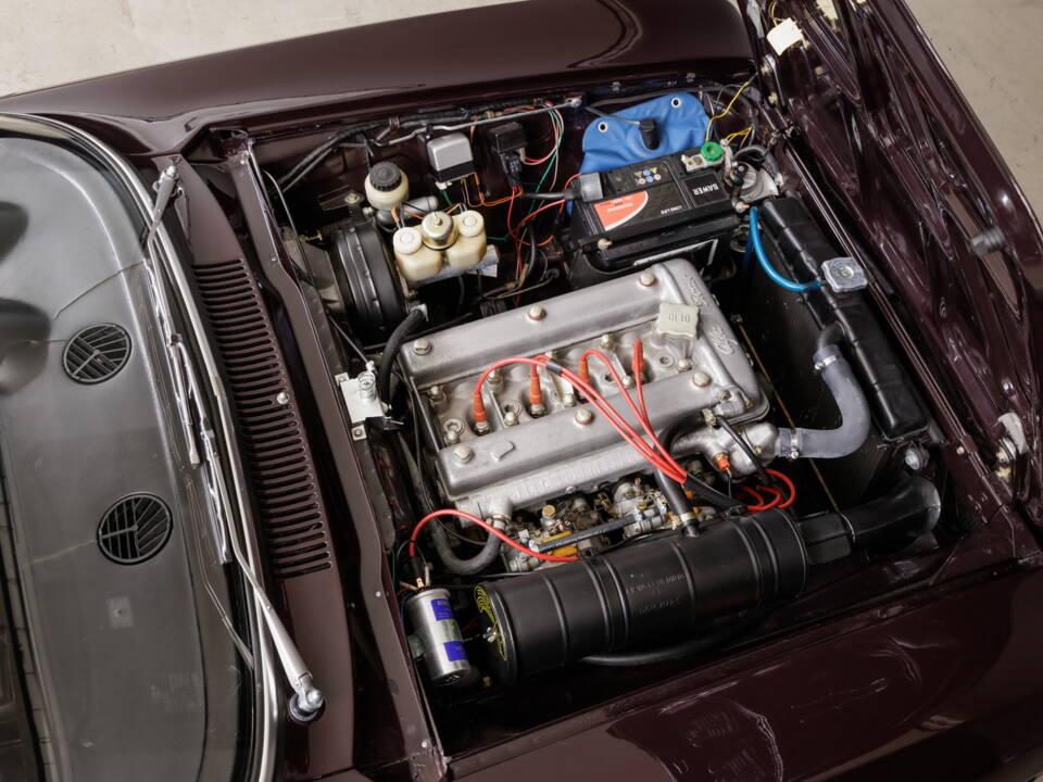 Image 31/35 of Alfa Romeo Giulia 1300 GT Junior (1973)