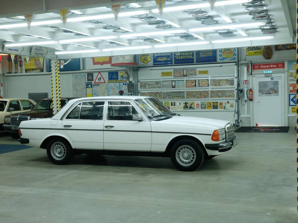 Bild 14/50 von Mercedes-Benz 230 (1977)