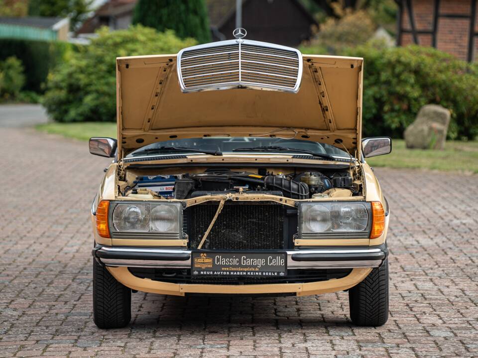 Image 6/53 de Mercedes-Benz 200 T (1982)