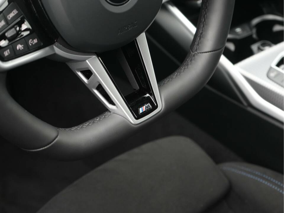 Image 42/50 of BMW 330i xDrive Touring (2025)