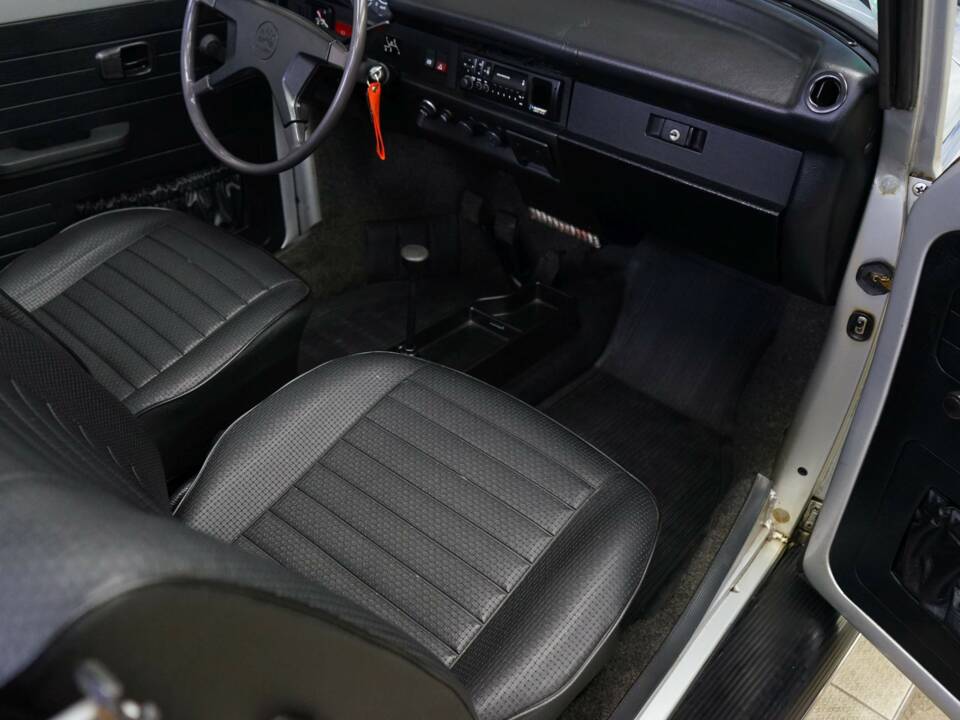 Immagine 19/31 di Volkswagen Käfer 1303 LS (1979)