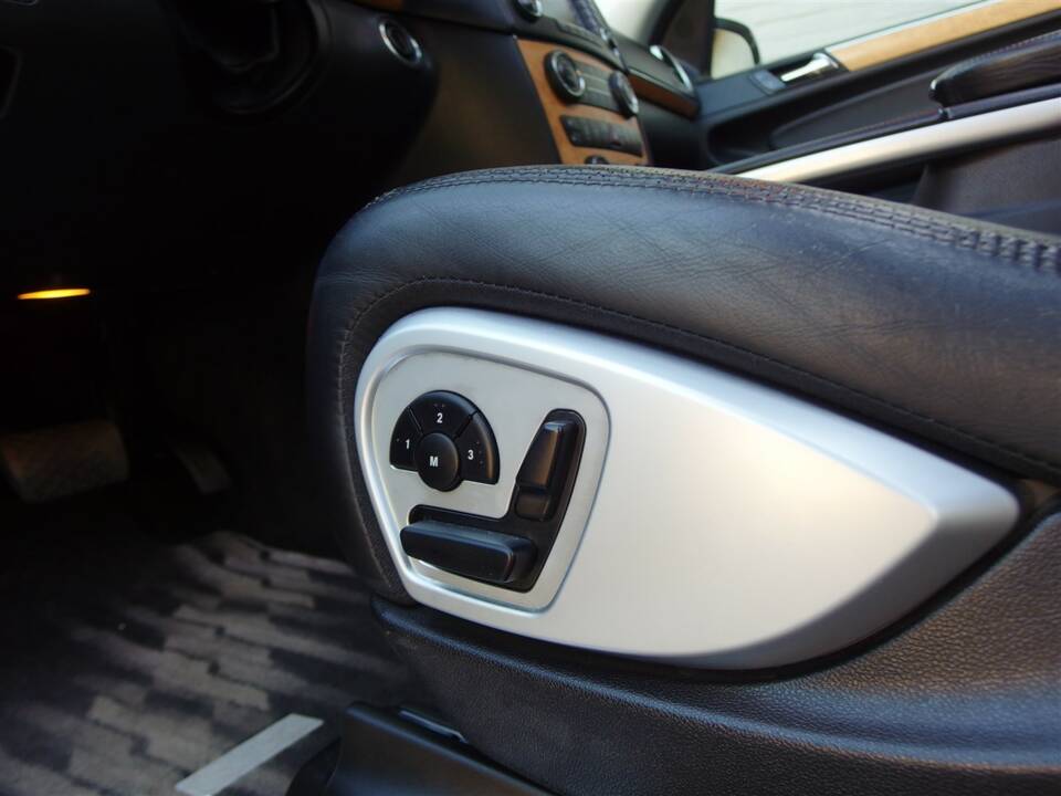 Image 57/100 of Mercedes-Benz GL 550 4MATIC (2008)