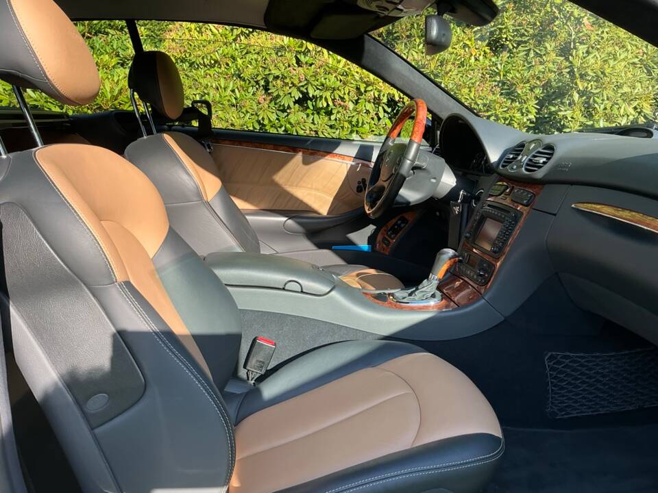 Immagine 32/41 di Mercedes-Benz CLK 320 (2003)