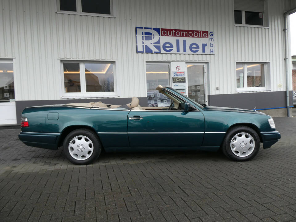 Image 8/20 de Mercedes-Benz E 320 (1994)