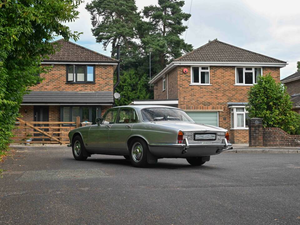 Image 23/50 of Jaguar XJ 6 4.2 (1971)