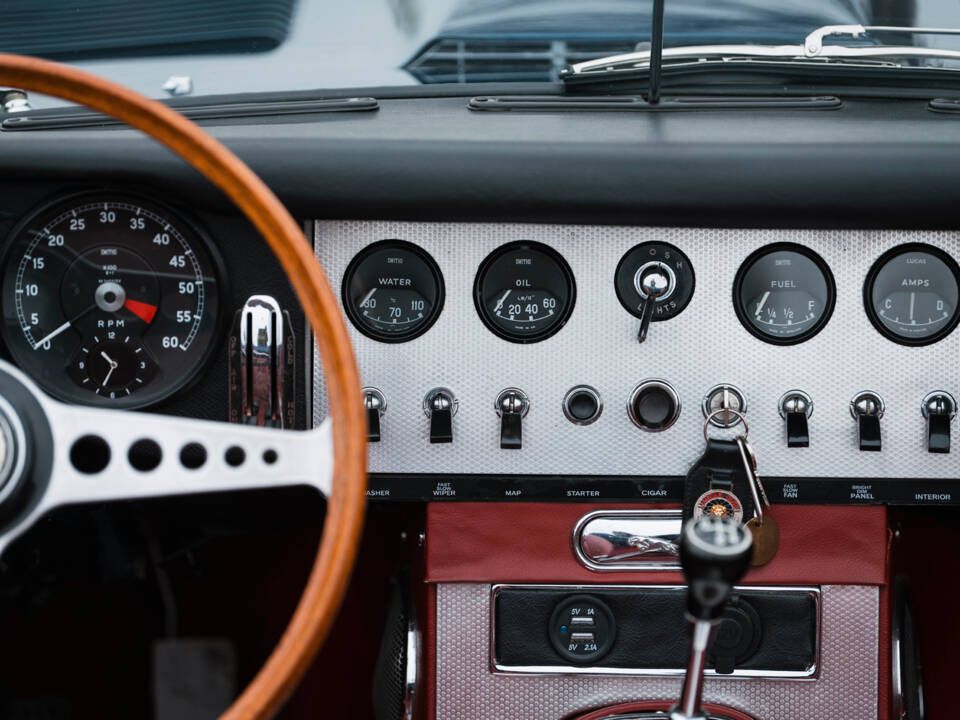 Image 6/21 of Jaguar E-Type 3.8 Flat Floor (1961)