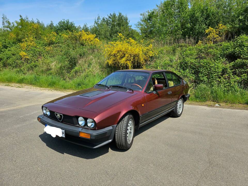 Imagen 3/9 de Alfa Romeo GTV 6 2.5 (1985)