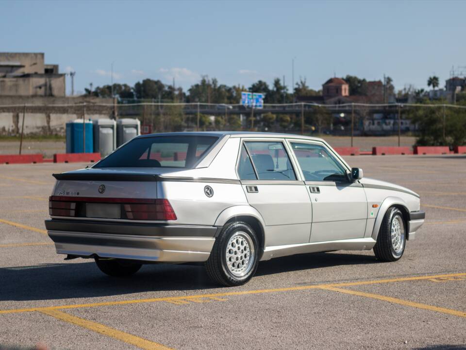 Immagine 3/6 di Alfa Romeo 75 2.0 Twin Spark (1992)