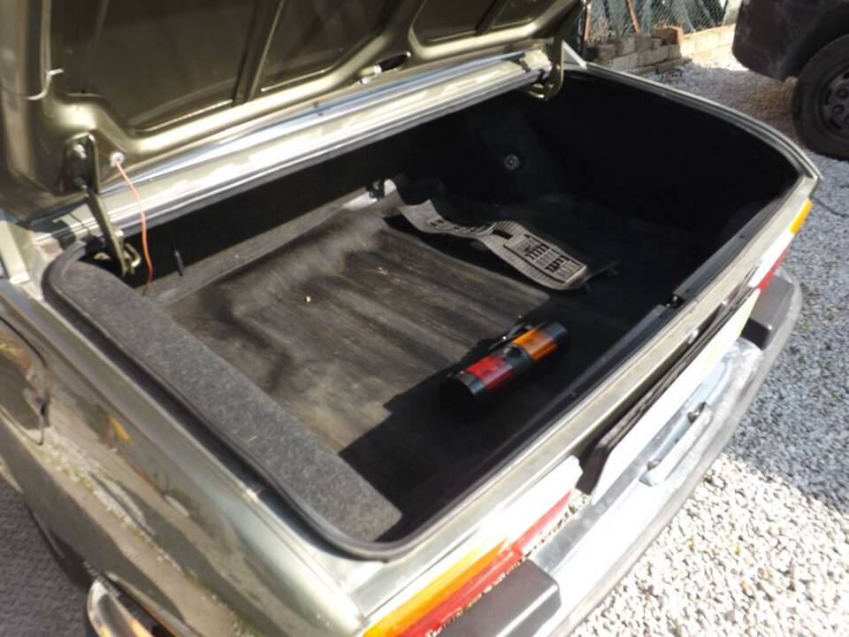 Image 46/49 of Peugeot 504 Coupé (1981)