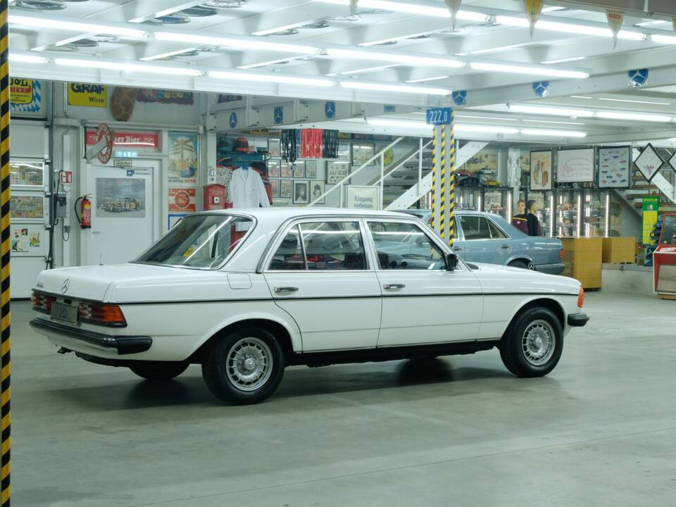 Bild 12/50 von Mercedes-Benz 230 (1977)