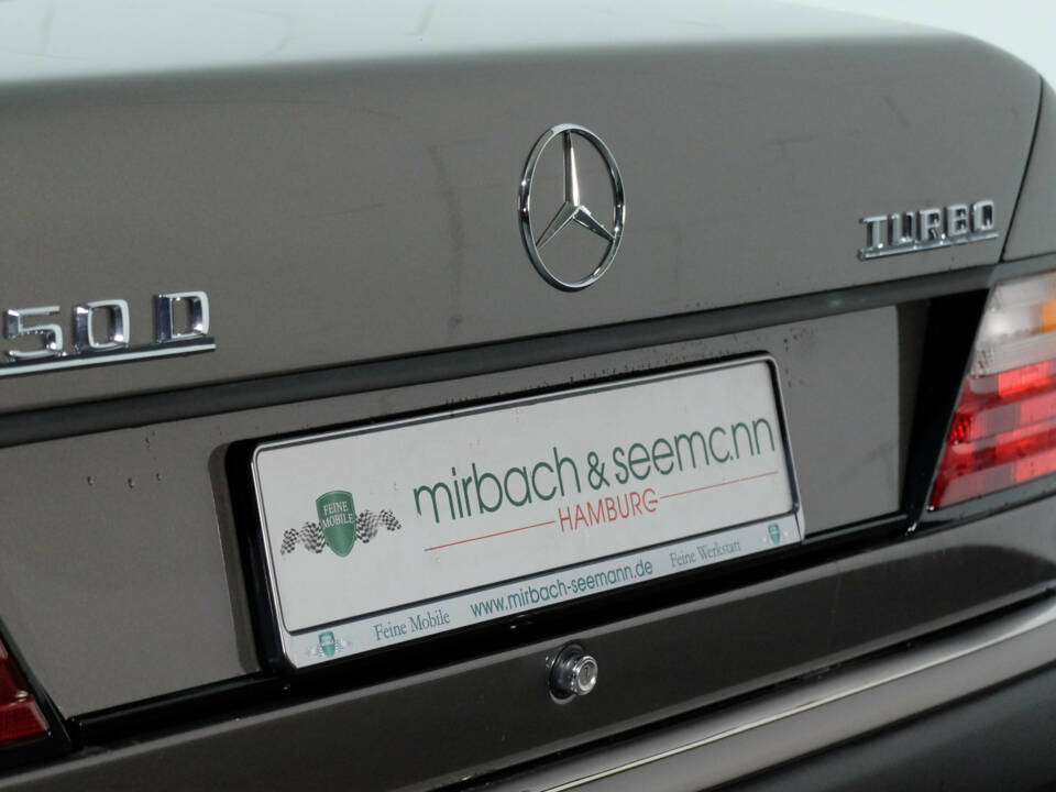 Image 9/40 of Mercedes-Benz 250 TD (1990)