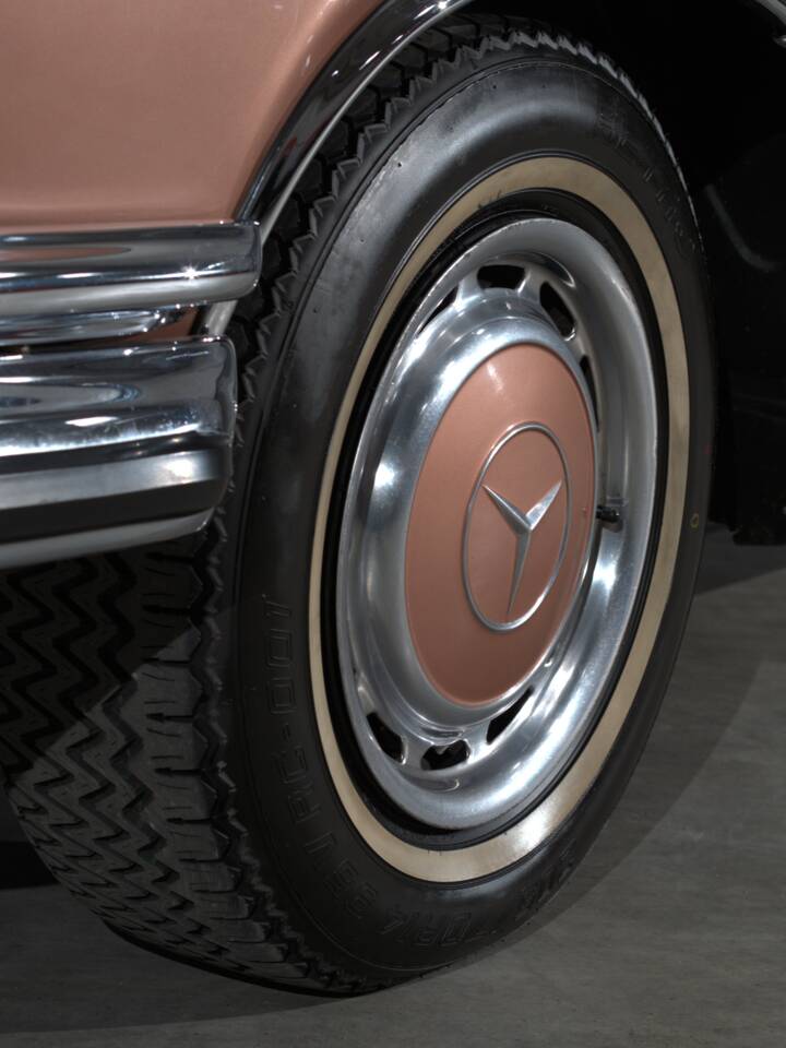 Image 9/57 of Mercedes-Benz 280 SE 3,5 (1971)