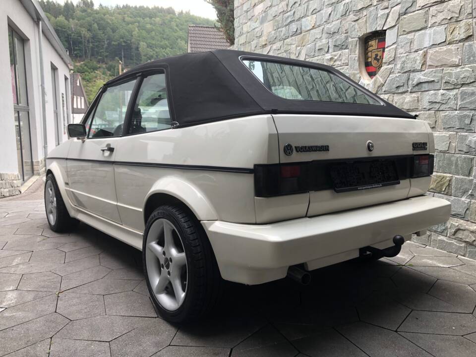 Immagine 2/22 di Volkswagen Golf Mk I Convertible 1.8 (1989)