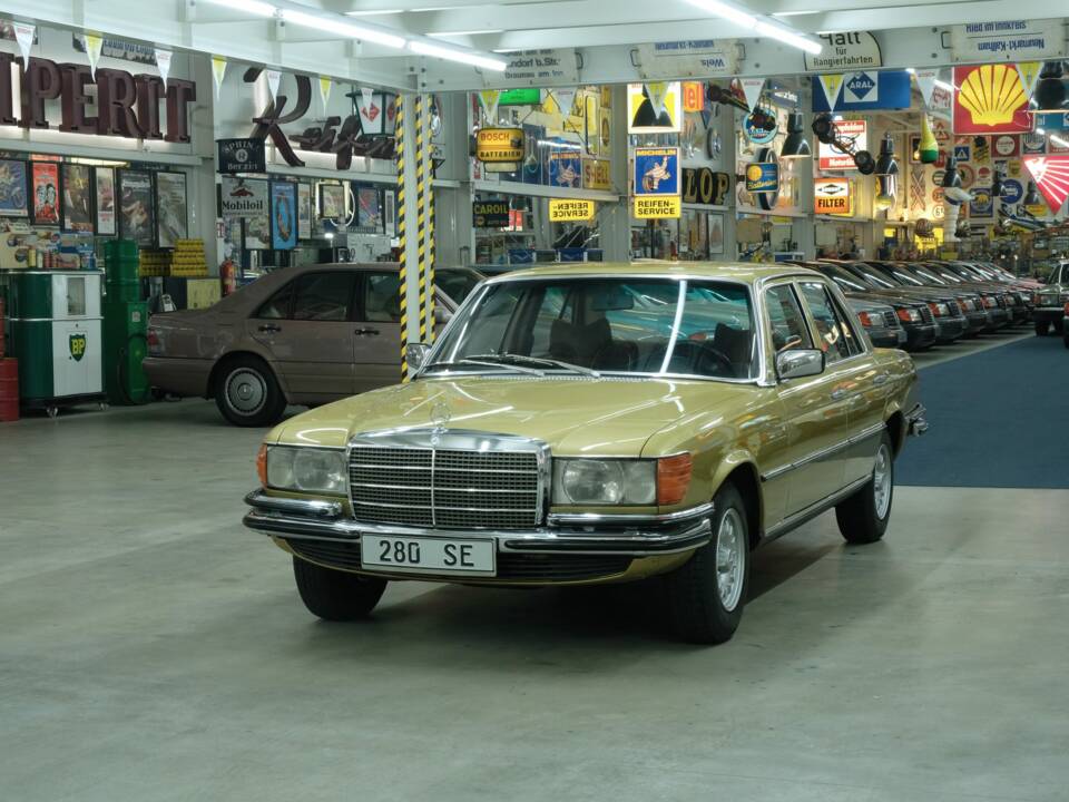 Image 2/50 de Mercedes-Benz 280 SE (1975)
