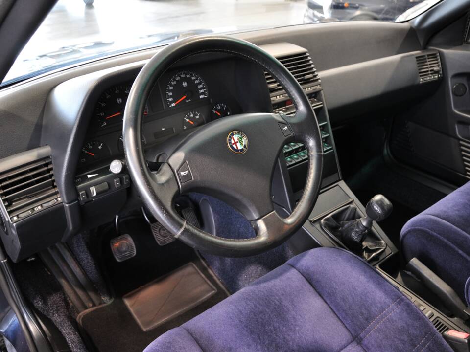 Image 16/26 of Alfa Romeo 164 2.0 Super V6 (1993)
