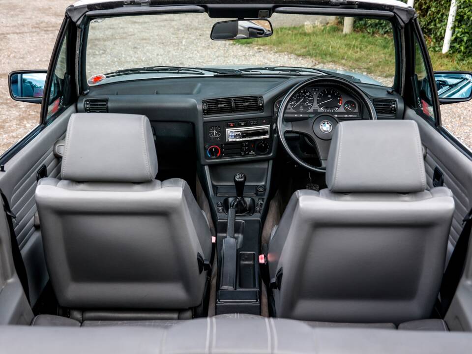 Immagine 16/28 di BMW 318i (1993)