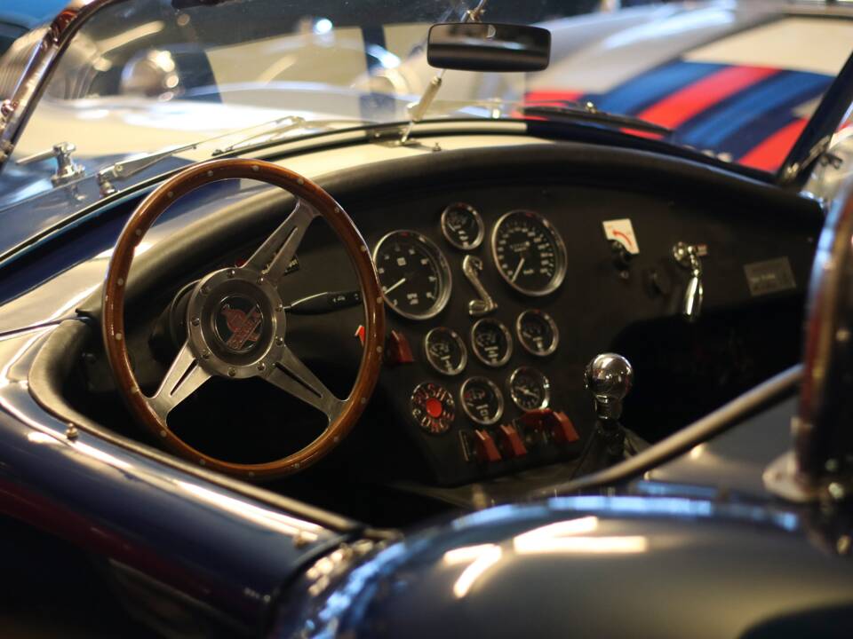 Image 23/57 of AC Cobra 427 (1965)