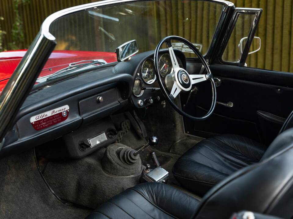 Image 16/26 de Alfa Romeo 2600 Spider (1964)