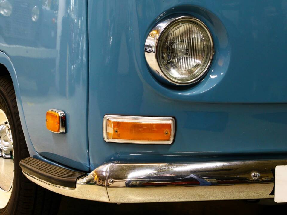 Image 22/33 of Volkswagen T2a minibus (1970)