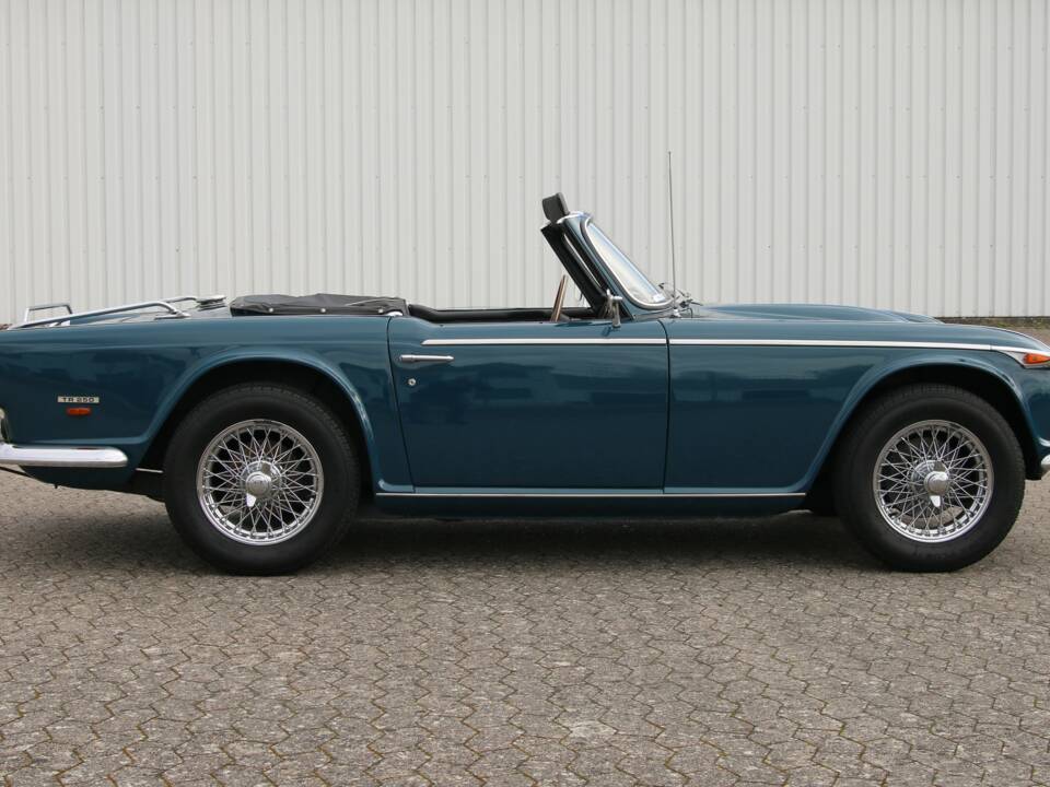 Image 7/74 of Triumph TR 250 (1968)