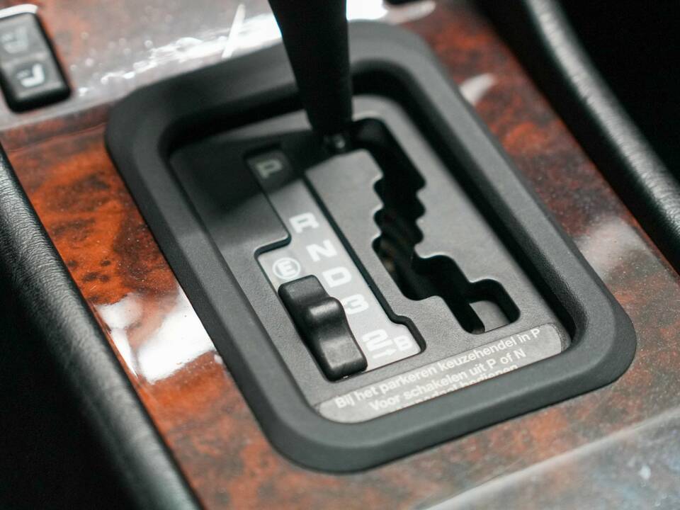 Image 24/32 of Mercedes-Benz 500 E (1992)