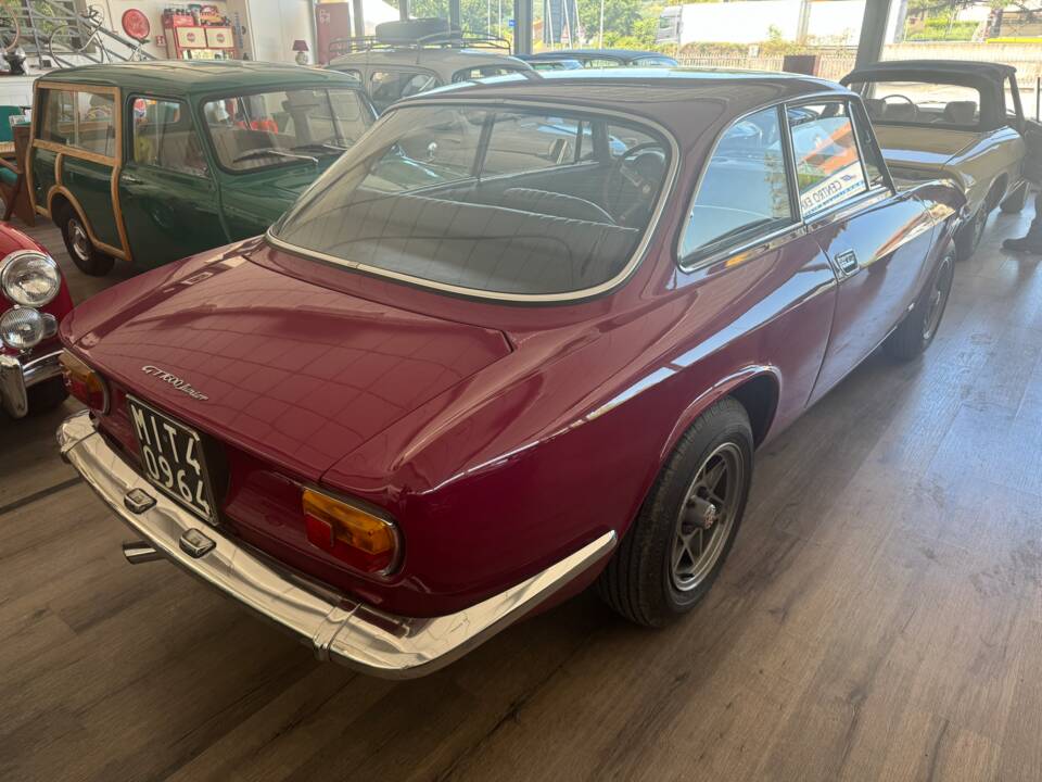 Image 2/8 de Alfa Romeo Giulia 1600 GT Junior (1973)