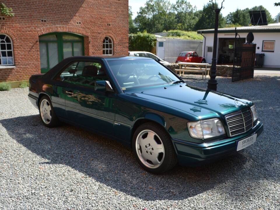 Immagine 6/15 di Mercedes-Benz E 220 (1996)