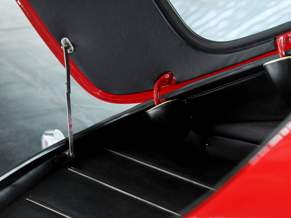 Bild 25/44 von Jaguar E-Type (2+2) (1969)