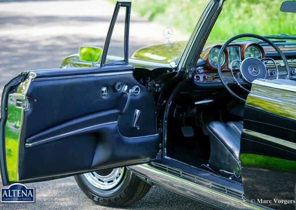Image 17/52 de Mercedes-Benz 220 SE b (1963)
