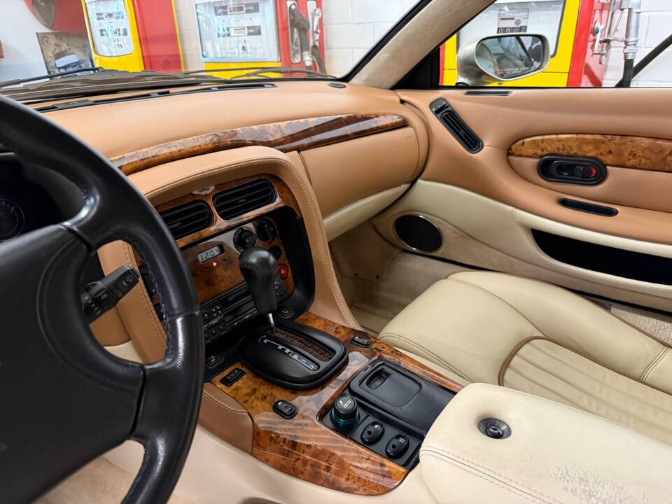 Immagine 11/17 di Aston Martin DB 7 Volante (1998)