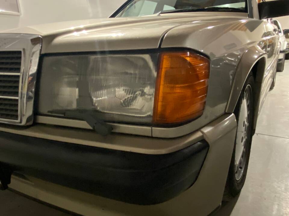 Bild 51/66 von Mercedes-Benz 190 E 2.3-16V (1986)