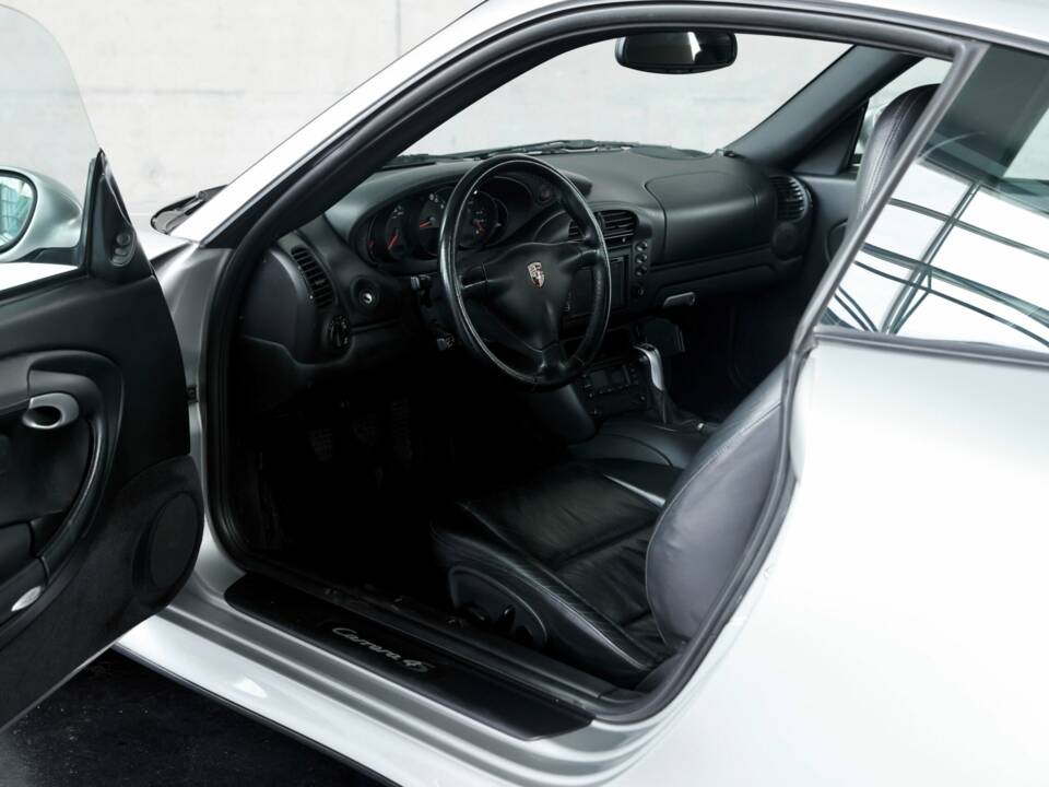 Image 19/50 of Porsche 911 Carrera 4S (2004)