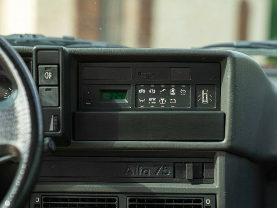 Obraz 46/47 pojazdu Alfa Romeo 75 1.6 (1991)