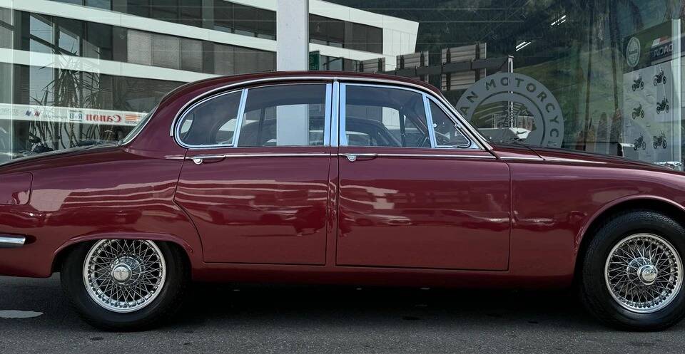 Image 2/25 de Jaguar S-Type 3.8 (1965)