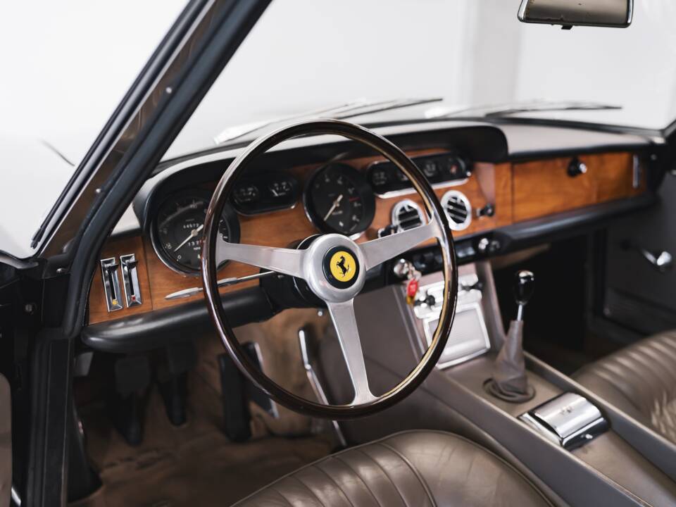Image 93/100 of Ferrari 330 GT 2+2 (1965)