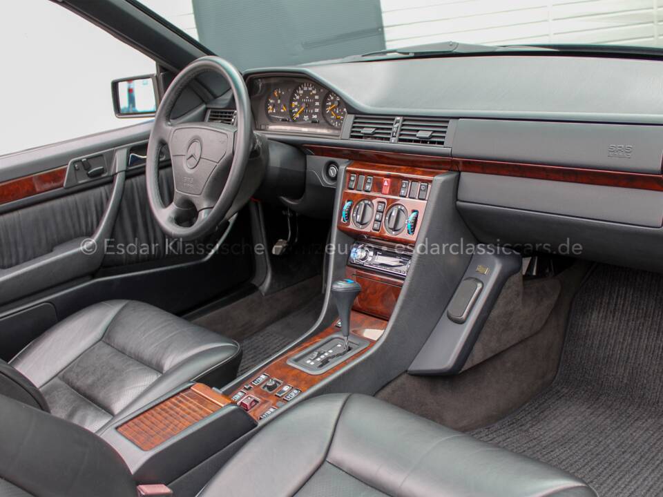 Image 10/33 of Mercedes-Benz E 200 (1994)